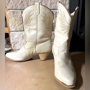 Leather Cream Colored Boots with Intricate Sewn Design Women’s Size 9